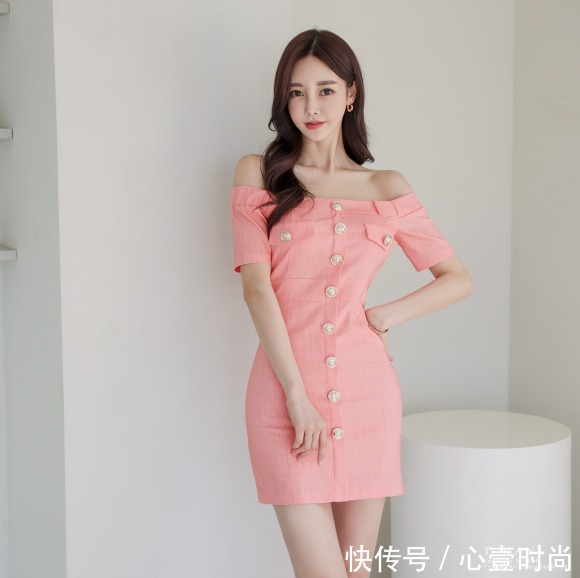 搭配|女神孙允珠时尚搭配:罗曼蒂克鸢红靓丽竖扣包臀裙