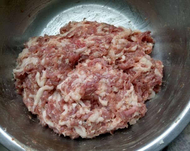 灌香肠有窍门，牢记一点，灌出的香肠口感好味道香，不怕发霉发臭