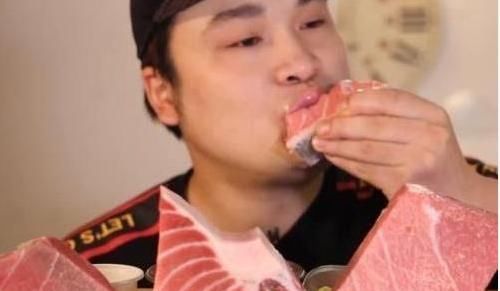 拿起|男子吃7斤“米其林牛排”,拿起后被人看出“猫腻”,难怪吃不胖