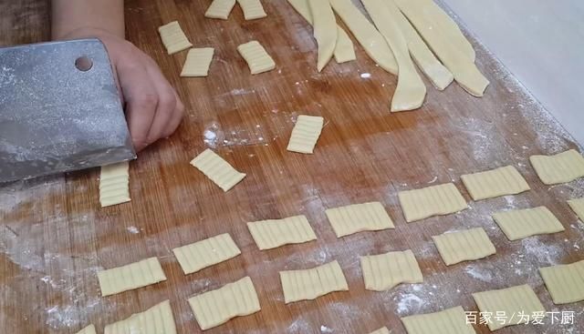 油条不要直接油炸了，锅里一炒，做出特色小零食，出锅孩子都爱吃