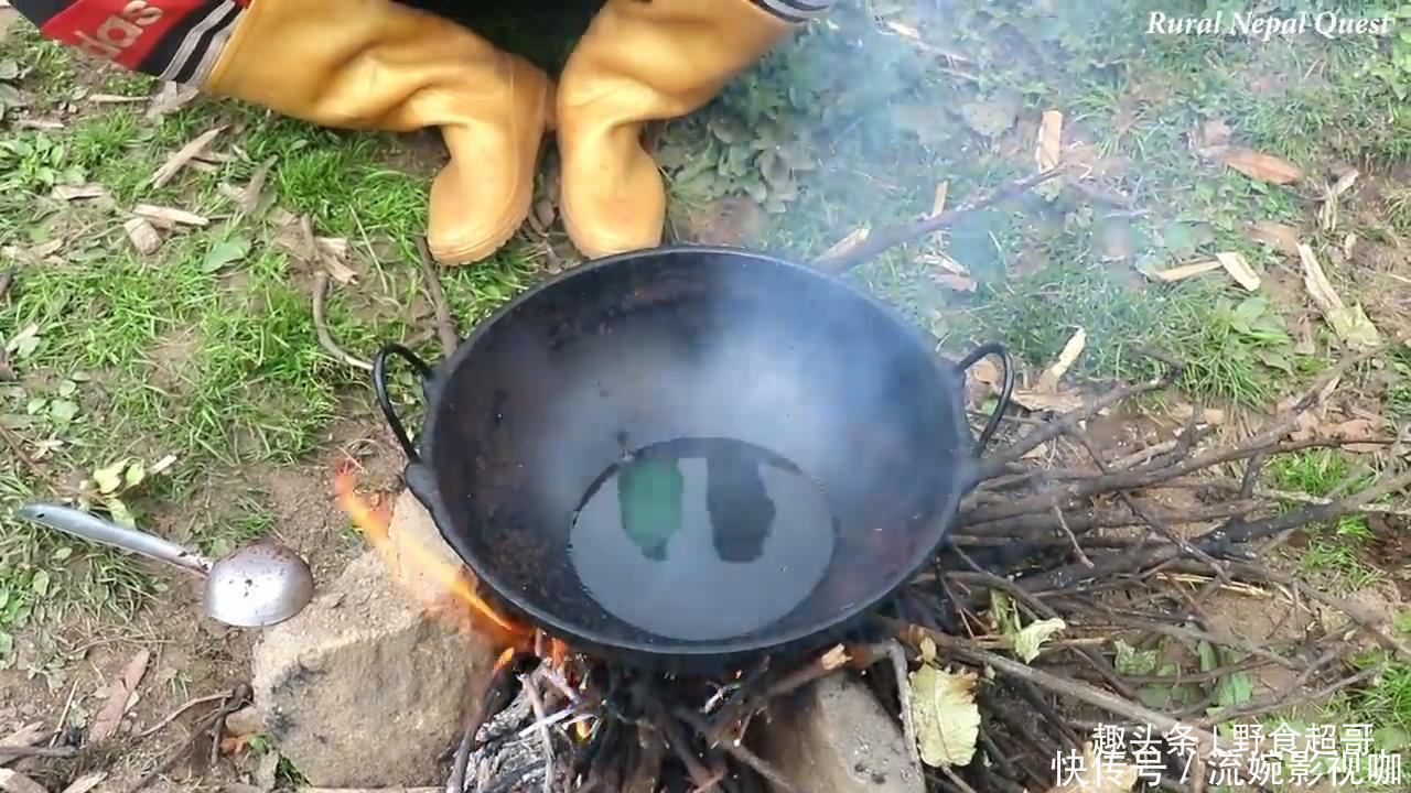 中国小伙在尼泊尔花8000卢比买下一头羊,请当地老人吃羊肉