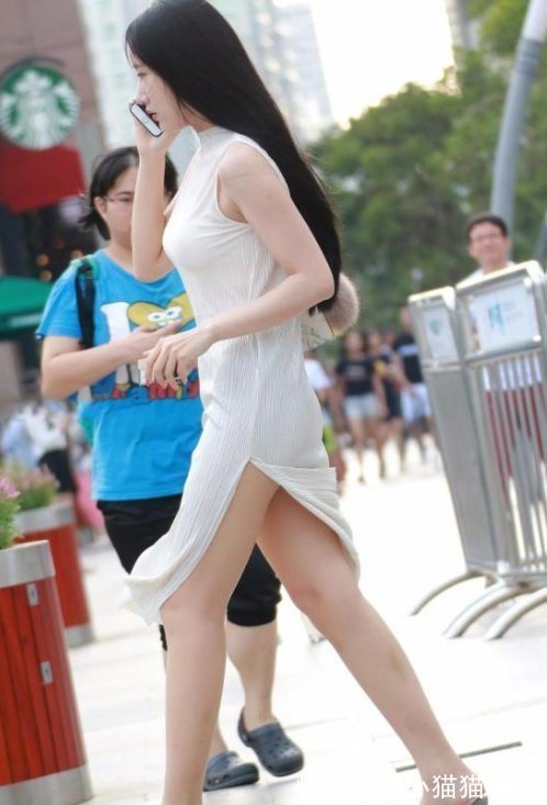 超短裙|街拍,紧身瑜伽小姐姐,演绎时尚的运动风,路人纷纷回头