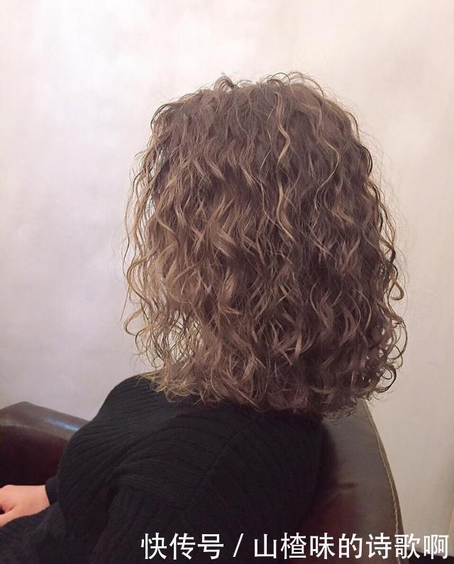2020秋冬流行全头烫发型20款，蓬松保暖又洋气，你烫同款了吗