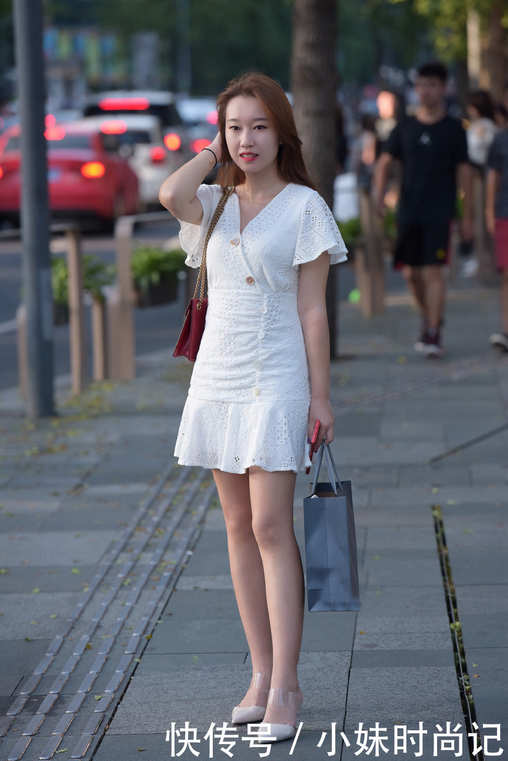 街拍减龄又修身,气质女生的裙装让人一见倾心