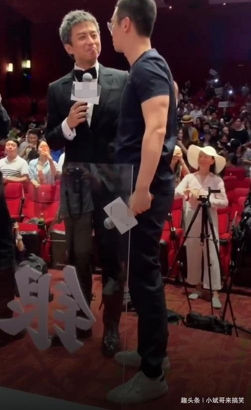 有一種跑男情叫鄧超朱亞文,活動現場兩人竊竊私語,成為全場焦點