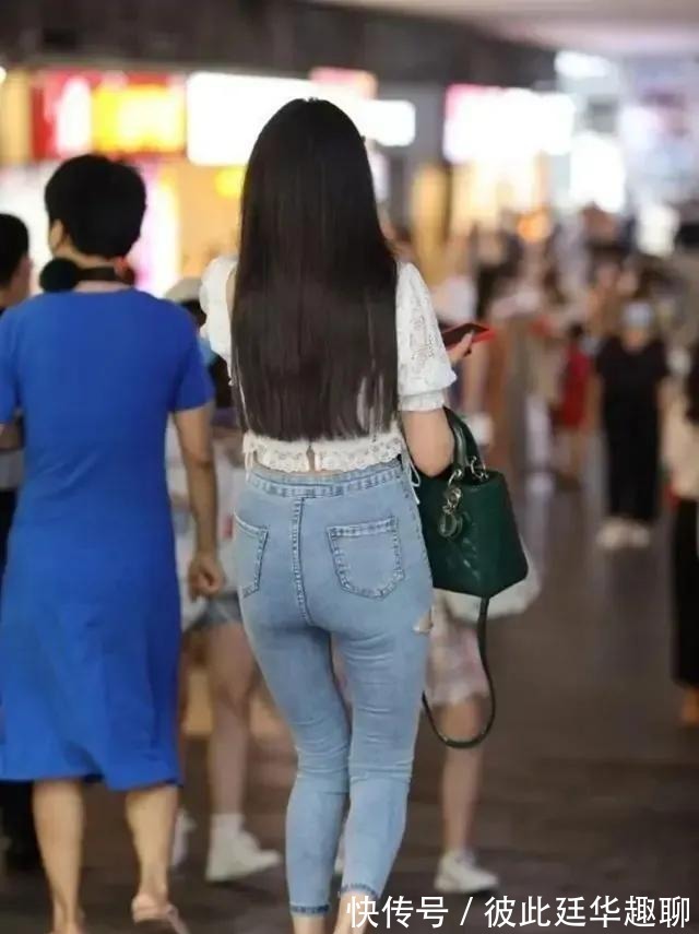 穿搭|牛仔裤穿搭美女披上优雅独特的气氛,呈现出美丽气质
