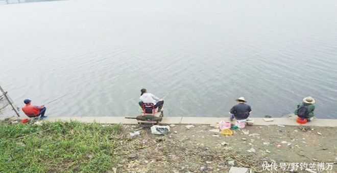 为了制止他人蹭钓,一脚把人踢入水中!落水者:年轻人不讲武德