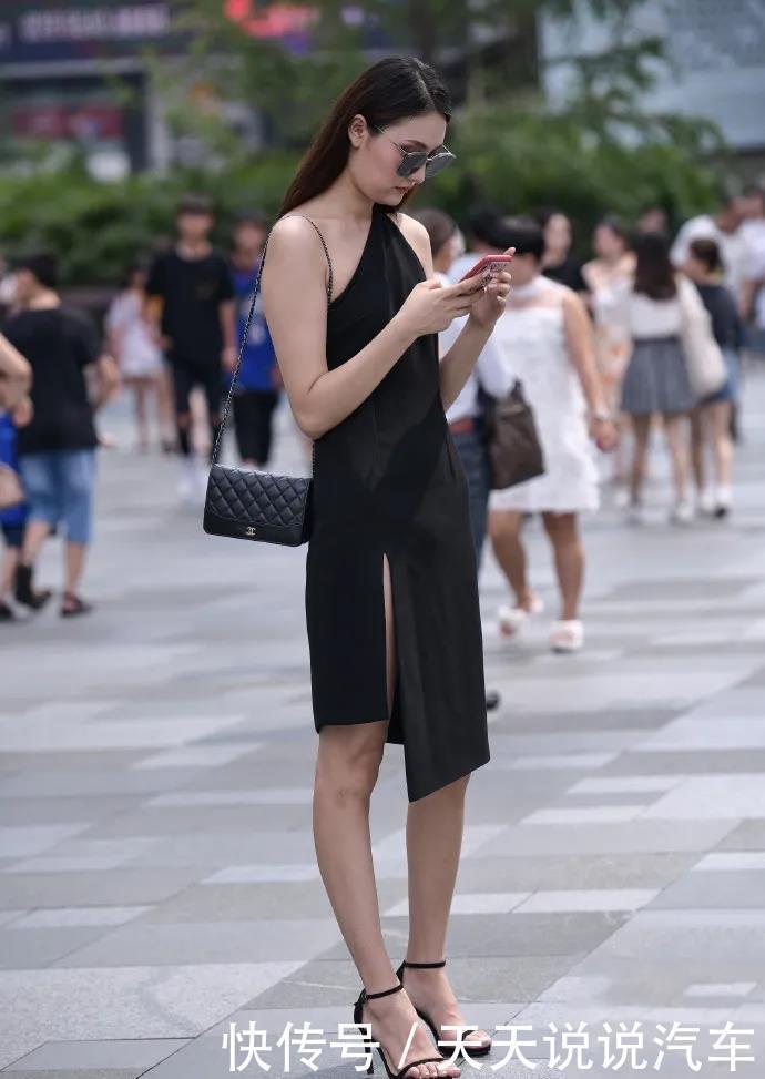 高跟凉鞋|黑色斜肩连衣裙，加上同色一字高跟凉鞋，成熟大气又显气质