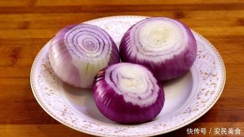 夏天多吃洋葱,教你1个新吃法,不炒不凉拌,出锅比红烧肉还香