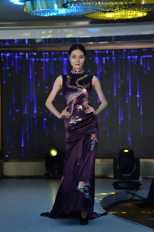  针绣|数万针绣一个“潮”字，71岁绣师在黄浦江游船上秀绝活