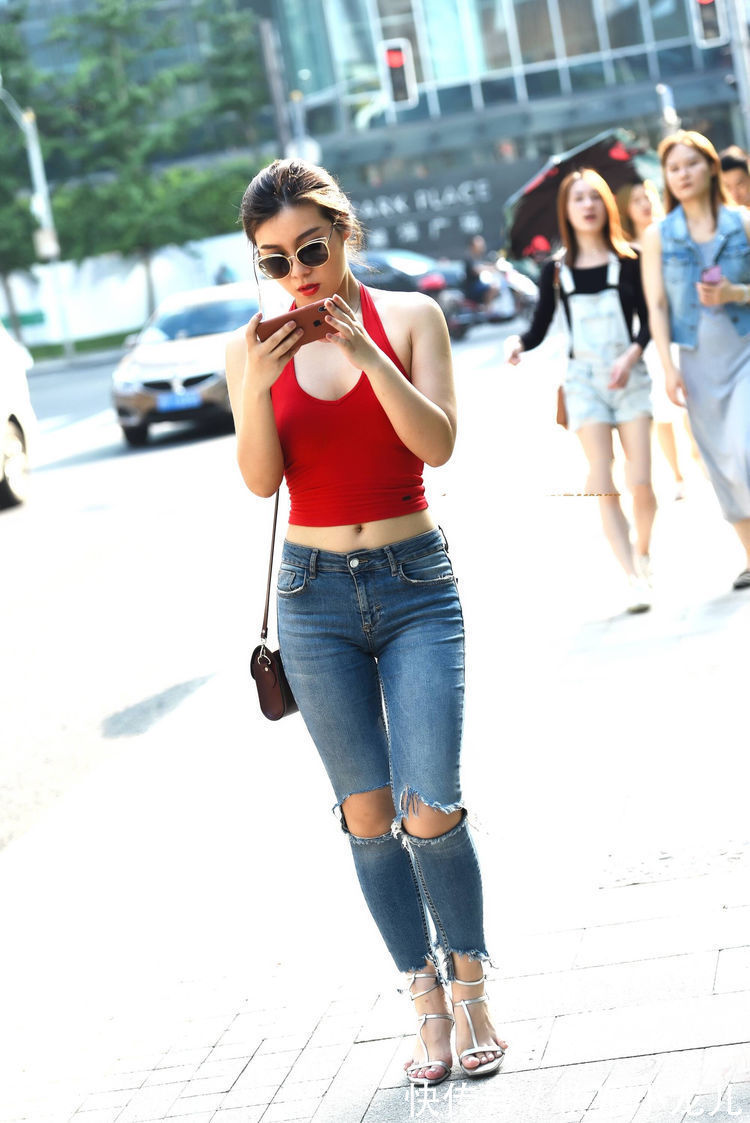 牛仔裤 在透亮的秋老虎日子里,挂脖背心配破洞牛仔裤,清新又潇洒