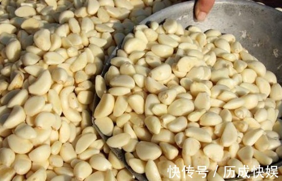 枕头|睡觉前把大蒜放枕头底下,3天后会发生什么好处不请自来!