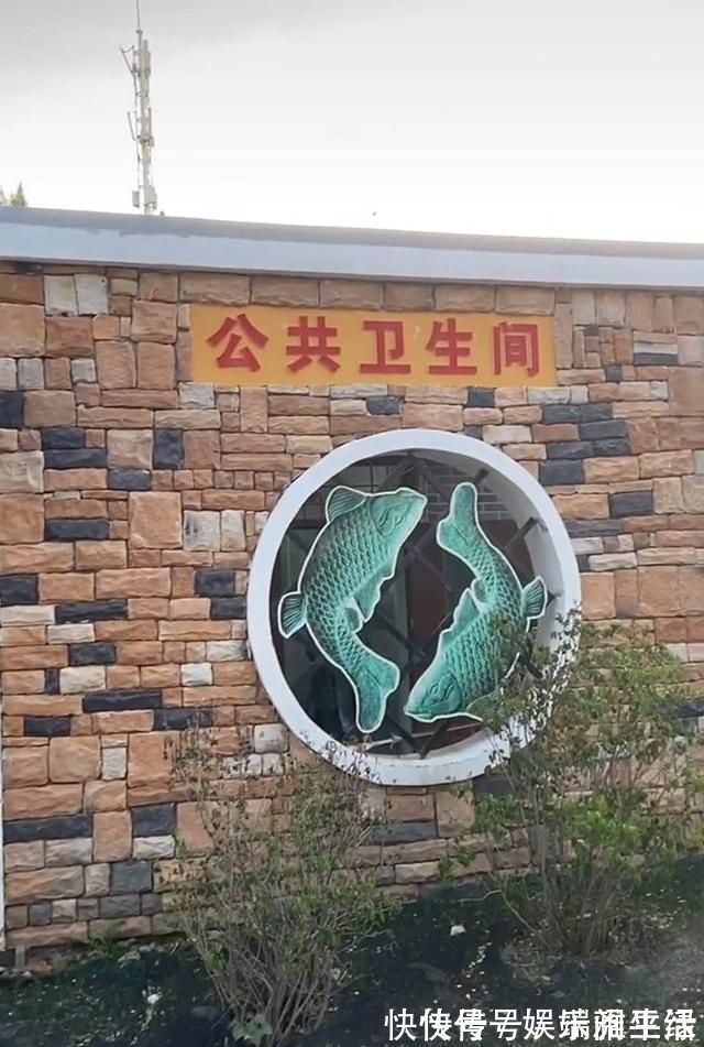 哥哥|哥哥带妹妹遛弯突感内急,为安心上厕所,哥哥贴“告示”保护妹妹