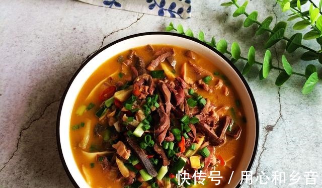 羊杂|一个人吃饭也不将就,千张配它煮一锅,酸辣开胃,好吃管饱不长肉!