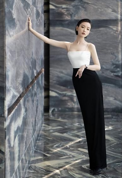 要被倪妮美哭了,大背头配吊带裙秀绝美身材,露美背性感不失优雅