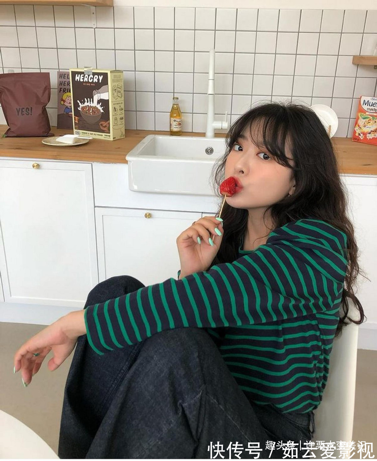 颜色|建议皮肤黄的女性,少穿黑白灰!多穿这5种“颜色”,非常显气质