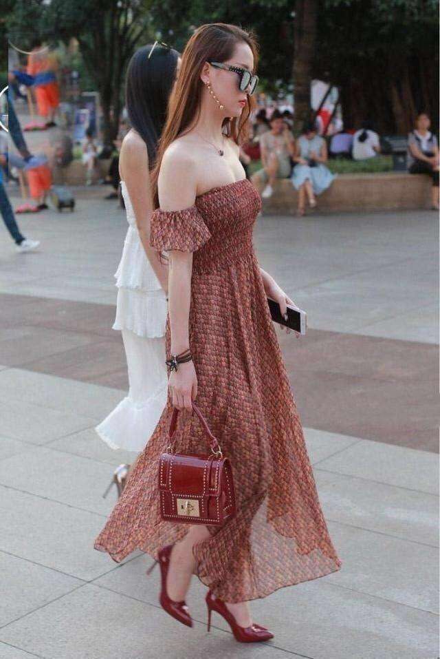 身穿|街拍:身穿紧身衣的小姐姐,身材高挑,彰显独特魅力