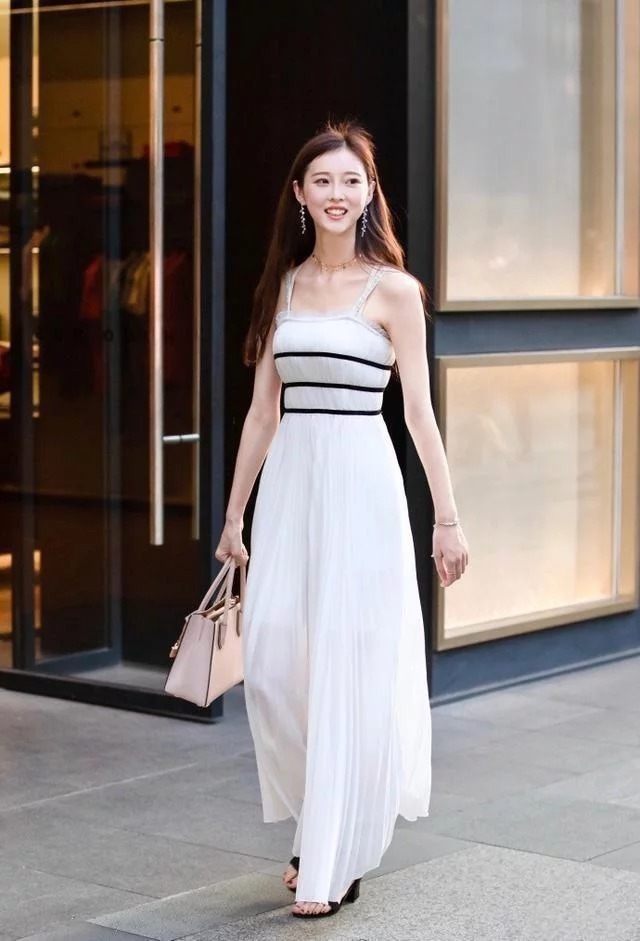 街拍:吊带上衣搭配格子长裤,小姐姐气质优雅,十分靓丽