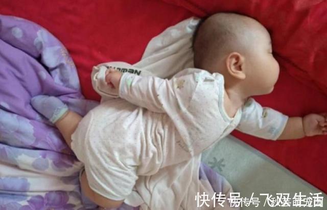 睡姿|宝宝“高难度睡姿”火了,宝妈掀开被子后:这娃已打通任督二脉?