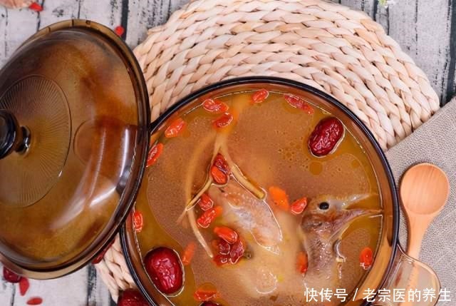 冬天,我常给家人煲这道鸽子汤,健脾润燥又温润,天越冷越要喝!