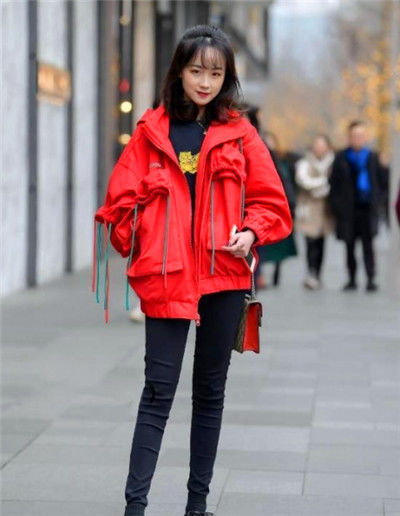 街拍小美女身穿露肩上衣，完美展现下半身失踪，潮流时尚搭配令人心动