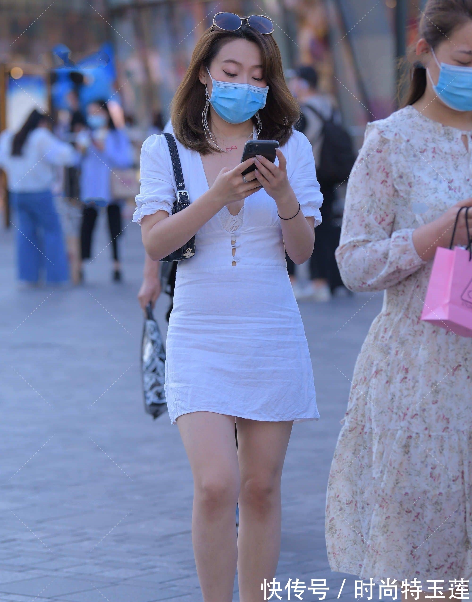 v领 深V字领白色连衣裙,简单大方,凸显成熟气质