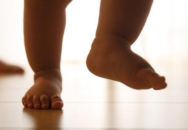 宝宝|宝宝到底能不能光脚，儿科医生发话了！现在看到还不晚