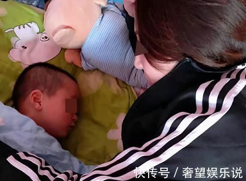 孩子|孩子小时候跟谁睡最好?三种选择的影响各不相同,你会选哪个?