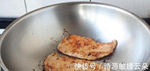 美味|健身之后吃什么,来两块嫩煎鸡胸肉,营养丰富,美味可口!