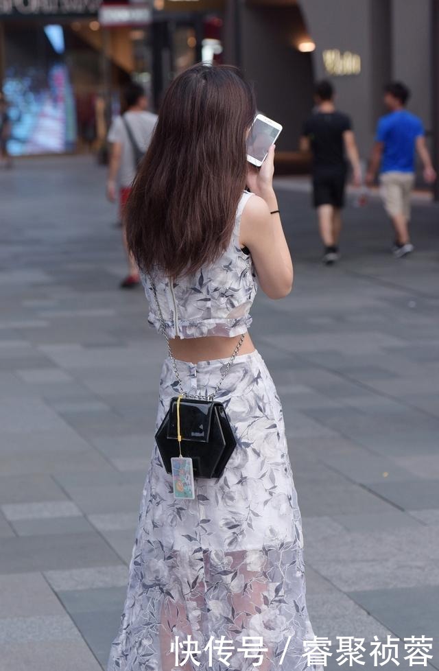 甜美|印版高腰款显瘦两件套装,配上尖头鞋,穿着清新甜美气质