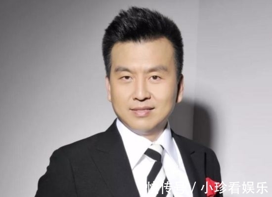 求婚|曾6次主持央視春晚,3次向董卿求婚獲董母大力支持,55歲終于當(dāng)?shù)?
onload=