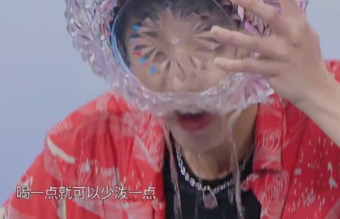 藝人|當華晨宇一口氣喝掉“道具水”,我意識到賈玲沈騰這類藝人多重要