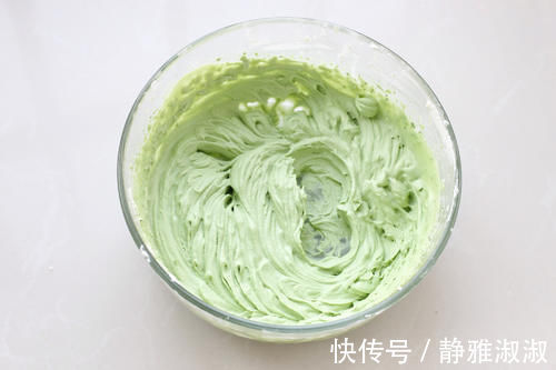 自制圣诞小清新蛋糕，稍加装饰就能惊艳众人，细腻香甜好看又好吃