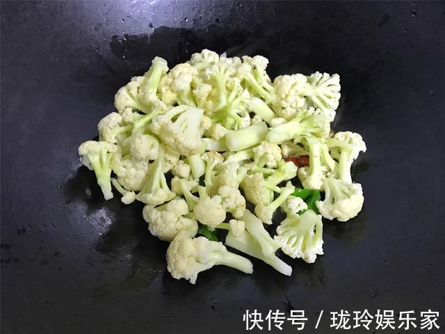 炒花菜时,有人焯水,有人过油,原来都错了,难怪炒出来不好吃
