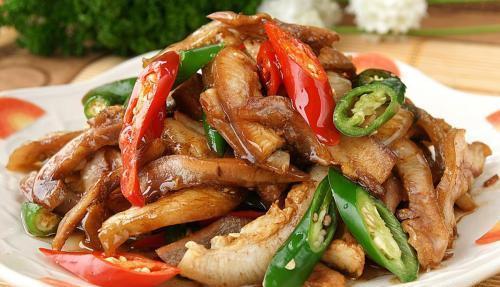 虎皮酿肉、香辣鸡丝、家常回锅肉，每一种菜都开胃下饭又营养