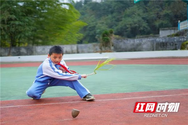  完小|古丈：“非物质文化遗产进校园”——红石林镇中心完小举办民族民间运动会暨摆手舞比赛