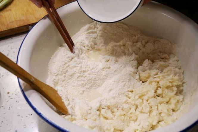 做烙饼总是发硬？教你“3个方法”，烙饼柔软不硬，凉了也好吃