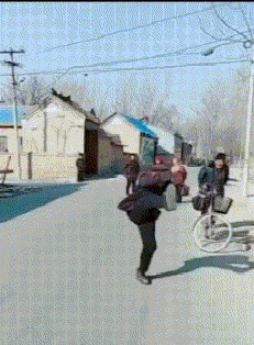 |搞笑GIF:妹子 你这套衣服不错 是你自己做的吧