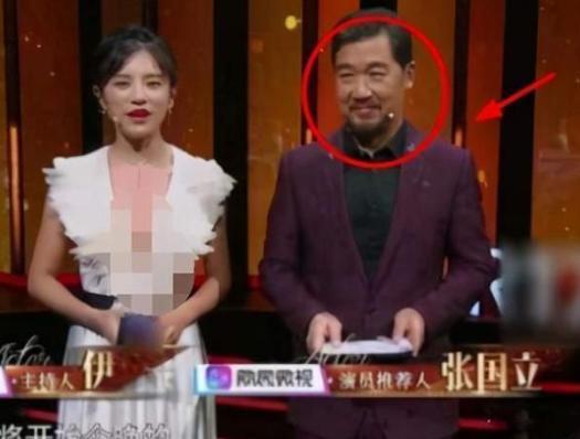 知名女主持现场失误，漏穿一件衣服，一旁的张国立反应尴尬