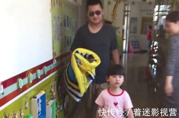气场|“保镖奶爸”送娃上幼儿园火了,气场,步伐没谁了