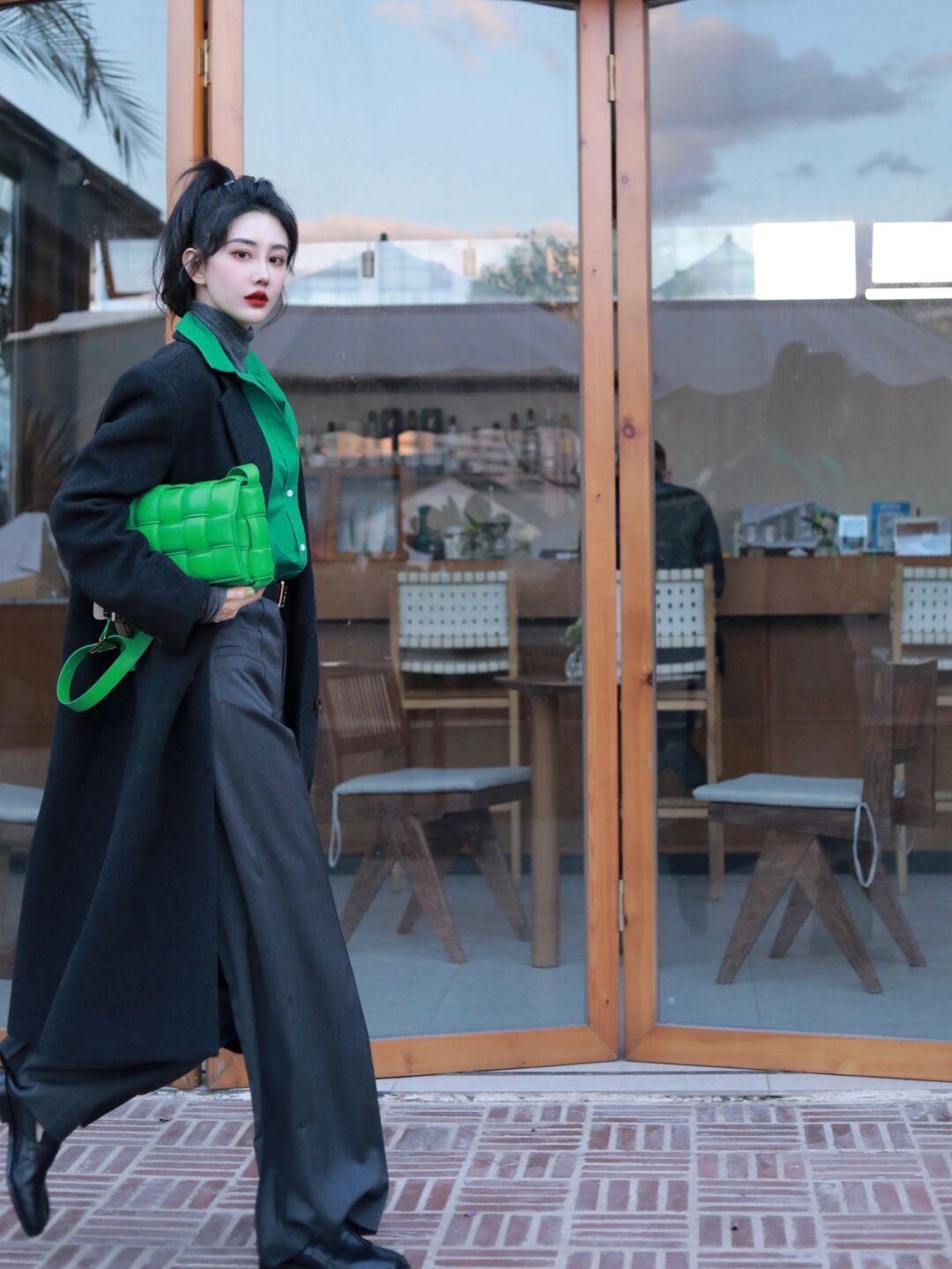 衬衫 一件简单的黑色大衣怎样穿出高级感?颜色搭配一定要选好,内搭绿色衬衫更时尚!