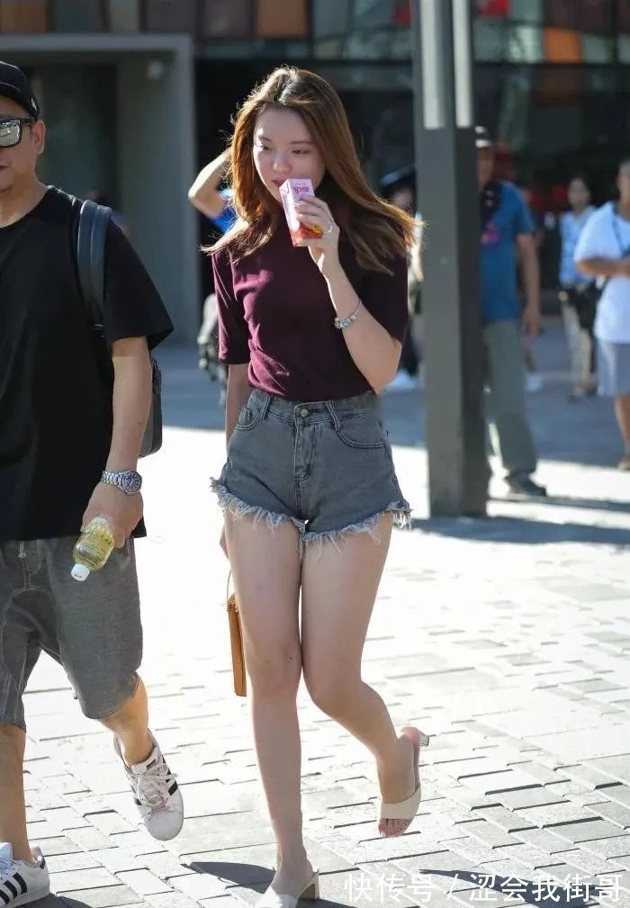 短裤 暗紫色短袖搭配烟灰色短裤,简单百搭,两者毫无违和感