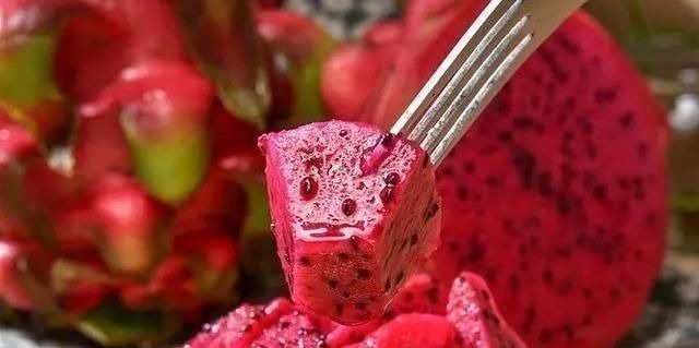 一个果|2岁宝宝突然“尿血”,妈妈哭着去医院,医生:这东西别给孩子吃