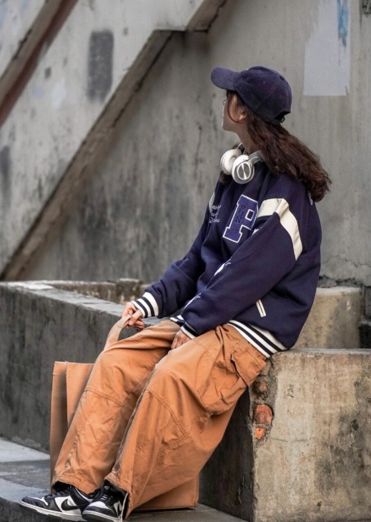 减龄|秋冬的“棒球服”怎么穿才帅气?建议搭配阔腿裤,舒适又减龄