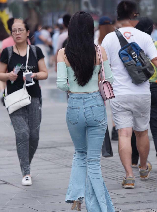 今年流行这么穿一字肩T恤+喇叭牛仔裤,显高显瘦显身材