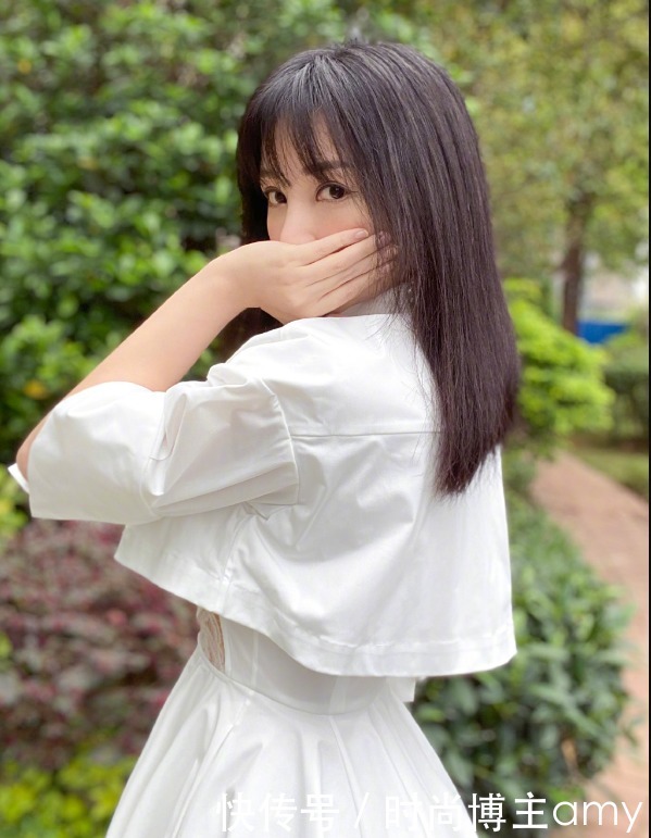 选择|谁说单调服装不可以穿出个性?“蕾丝隔段”非常明显,一般人驾驭不了