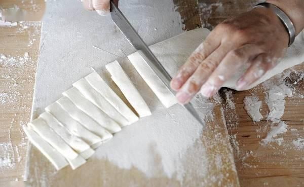 凉拌面条就得这样做,这样擀,邻居都得跑来跟你学