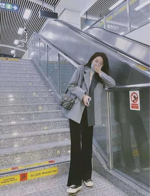 灰色给人一种很温暖、和蔼的感觉，这样子的穿搭方法也非常的时尚