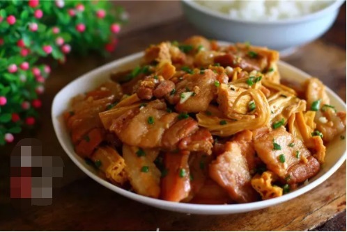 阵阵飘香的蒜香腐竹烧肉,吃过一次就忘不了