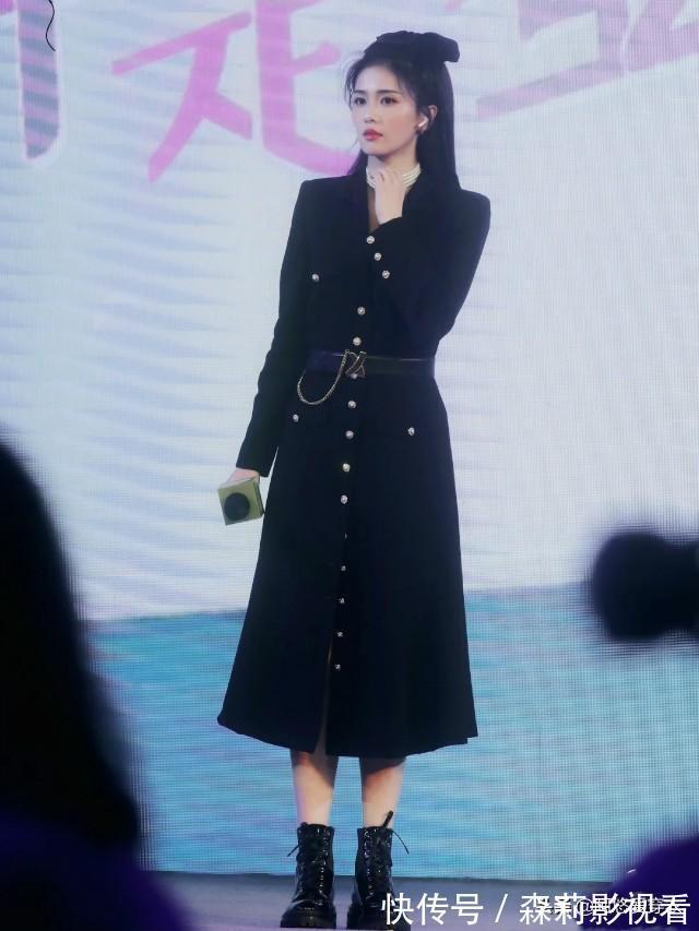 直筒裤|裤脚“塞进”靴子里不流行了，瞧今年明星这样穿，时髦显瘦两不误